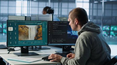 Sunucu merkezinde üretici yapay zeka sitesi yapan bir mühendis difüzyon modeli algoritmaları kullanarak video üretiyor. Çalışan kodlama yapay zeka sanal asistanı klip, kamera A