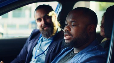 Showroom satıcısı başarılı bir test sürüşünden sonra alıcıyla el sıkışıyor ve araba anahtarı teklif ediyor. Satış elemanı, aracın içindeki memnun adamla, kamera A ile aynı şartları kabul ediyor.