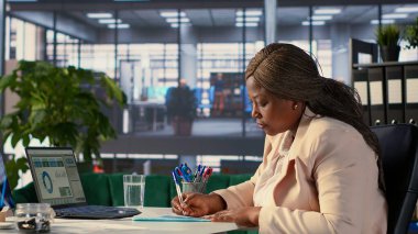 Şirket lideri çalışma sözleşmeleri ve izin taleplerini ve üretkenlik için diğer belgeleri onaylayan anlaşmalar imzalıyor. Afrikalı Amerikan CEO 'su hukuk yönetimi, başarı hikayesi üzerinde çalışıyor. Kamera A.