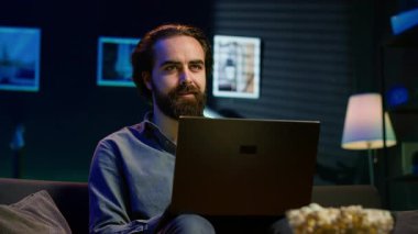 Evde TV 'de yayınlanan sorunlu olaylardan korkan bir adam evden çıkmak için acele ediyor. Yaklaşan tehlikeden dehşete kapılan TV 'deki son dakika haberi, korkudan kaçan kişi, kamera A