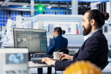 Güneş panelleri, yeni fotovoltaik materyal ve teknolojileri araştıran ve geliştiren mühendisler üretiyor. Fotovoltaik fabrikası uzmanı yeni güneş paneli kavramlarını test etmek için deneyler yapıyor