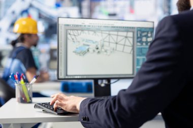 PC, maksimum verimlilik için ince ayar sistemi kullanarak güneş enerjisi üretim makinelerini programlayan fotovoltaik fabrikası işçisi. Mühendis, güneş paneli montajında çalışıyor.