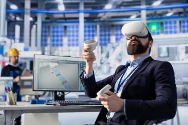 Photovoltaics fabrika işçisi VR teknolojisini kullanarak montaj hattı yapılandırmalarını analiz ediyor ve değiştiriyor. Güneş panelleri sistem performans optimizasyonları için sanal gerçekliği kullanan bitki uzmanı