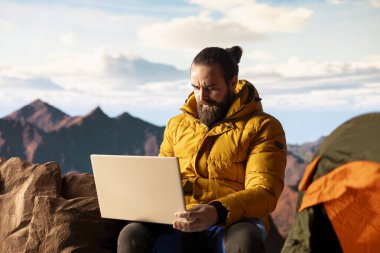 Doğayı seven işkolik her zaman internete bağlanır ve dizüstü bilgisayarda kayar, nefes kesen manzaralı dağın tepesinde güçlü bir sinyalin tadını çıkarır. Kesintisiz çalışma.