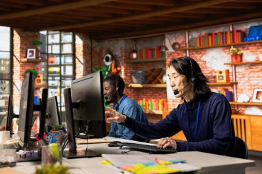 Ofisteki çağrı merkezi ajanları müşteri soruşturmaları, şikayetler ve destek talepleriyle ilgileniyorlar. Müşterilere ürünlerle ilgili konularda yardım eden müşteri hizmetleri çalışanları