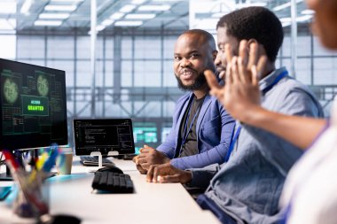 Veri merkezindeki neşeli mühendis PC ekranına erişim izni alıyor, bilgisayar korsanları tarafından kilitlendikten sonra sunucu dosyalarına erişmeyi başarıyor, iş arkadaşlarından yardım alıyor.