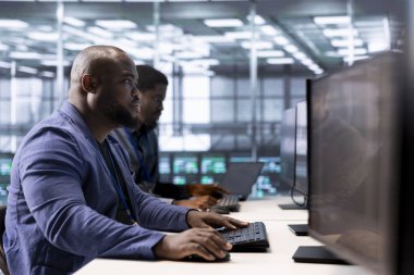 Veri merkezindeki mühendisler yüksek işlemci kullanımı nedeniyle ortaya çıkan sunucu performans sorunlarını kontrol etmek için bilgisayar kullanıyorlar. Sunucu merkezi çalışanları yetersiz bellek hatalarını düzelterek donanımı yavaşlatıyor