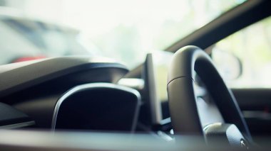 Arabanın içini direksiyon ve bilgi işleme sistemi ekranı ile kapatın. Otomobil içerisindeki entegre multimedya araç bilgisayarının görüntüsü birleştirme işlevleri sürüş iyileştirme