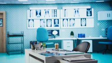 Boş bir doktor ofisi, teşhis ekipmanları ve tıbbi teknolojinin kullanıldığı bir hasta ziyareti bekliyor. Sağlık kontrolleri ve kişisel sağlık hizmetleri için ideal. İlaç kutuları.