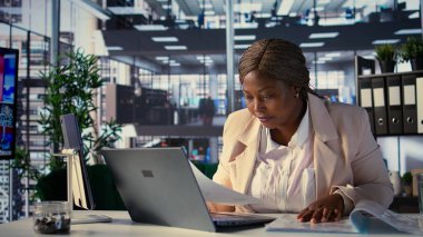 Afrikalı Amerikalı kadın girişimci, iş dünyasındaki zorlukları yönetmek için liderlik yeteneklerini kullanır. İş hayatında başarılı olmak için birden fazla iş yapmak ve stratejik planlama üzerinde çalışmak. Kamera B.