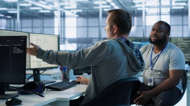 Yüksek teknoloji veri merkezine zarar verdikten sonra programcıyı uyarıyor. Denetmen, sunucu odasında süper bilgisayarları ve kamera A 'yı etkileyen bir hata yaptıktan sonra IT çalışanlarını azarlıyor.