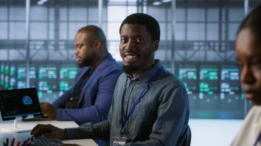 Veri merkezindeki mühendislerden oluşan bir ekip felaket kurtarma planlarını geliştiriyor ve sürdürüyor. Sunucu odası çalışanları performansı izlemek için veri analizi kullanıyor, kamera A