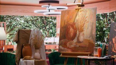 Boş bir sanat ve zanaat atölyesi, tuvalin üzerinde kırsal ve güzel bir tablo modern bir atölyede suluboya ile yaratıcı bir çalışma. Boya tüpleri ve aletlerle sanat şaheseri.