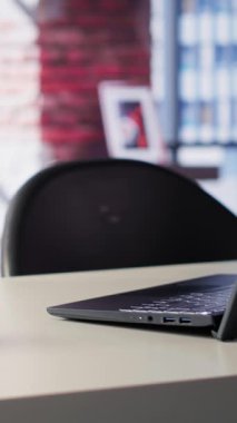 Panoramik pencereler ve gösterişli mobilyalarla çevrili lüks bir ofis binasında dikey video temizleme masası. Modern tasarım, çalışma ve çalışma için mükemmel geniş bir sanatsal ortam yaratıyor.