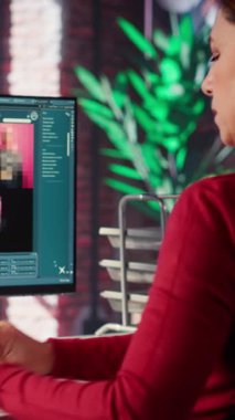 Yapay Zeka Chatbot kullanarak dikey Görüntü Tasarımcısı metni fotoğraflara ve rötuşlara dönüştürüp müşteriler için orijinal içeriği sağlama alıyor. Fotoğraf portföyü için makine eğitimi kullanan yaratıcı bir kadın.