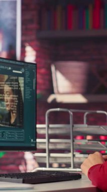 Yapay zeka kullanan, bir arayüz oluşturan ve programlama dili algoritmaları uygulayan ev ofisteki Vertical Video Yazılım Geliştiricisi. Mühendis kod için metin kullanıyor. Kamera A