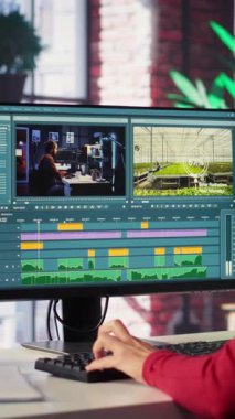Dikey video odaklı editör kadın evde, dijital ortamda yaratıcı bir yazılımda video montajı üzerinde çalışıyor. Film yapımcısı çekimleri düzenlemek ve içerik yaratmak için çift monitör kullanıyor. Kamera A.