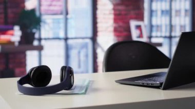 Panoramik pencereler ve şık mobilyalarla çevrili lüks bir ev ofisinin açık masası. Modern tasarım, çalışma ve yaratıcılık için mükemmel geniş bir sanatsal ortam yaratıyor..