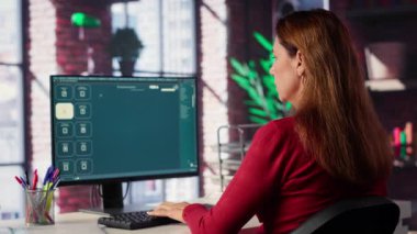 Teknisyen yapay zeka sohbet robotunu bilgisayar monitöründe çalıştırıyor ve programlama kodunu çalıştırıyor. Evinde kod yazıp test etmek için kodlama yazılımı ve yapay zeka kullanan bir bilişim uzmanı. Kamera A.