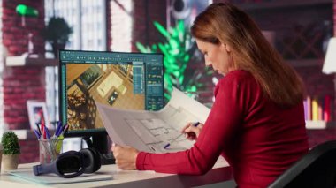 Freelancer tasarımcısı, pc 'nin planlarını kullanarak, elementleri yapılandırmak için mimari yazılım kullanarak apartman zemin planını dekore ediyor. Kadın, görüntüleme ve 3D modellemeyi etkinleştirmek için arayüz kullanır. Kamera A.