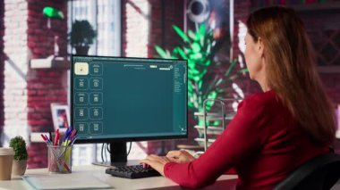 Yapay zeka programını kullanan fotoğrafçı metni fotoğrafa dönüştürüyor, rötuş tekniğini kullanıyor. Grafik tasarımcı metni, kelimeleri resme dönüştüren yapay zeka üreticisi. Kamera A.