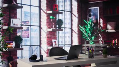 Kaliteli bir çatı katında boş bir masa, modern iç mekan, kaliteli tasarım unsurları ve zamansız zarafeti olan rafine bir atmosfer için cam ve nötr renkler harmanlıyor..