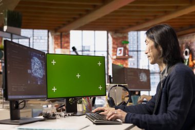 Yapay zeka uygulamalarında kıdemli geliştirici başlangıç odaklı, hata ayıklama uygulamaları kullanıyor. Deneyimli bilişim uzmanı yeşil ekran bilgisayarında kod testi ve kalite güvencesi yapıyor.