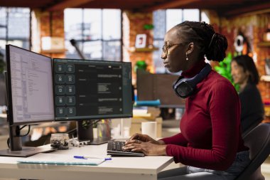 Başlangıç ofisinde bilişim mühendisi kodlama projesinde yardım almak için bilgisayardaki büyük dil modelini kullanıyor. IT uzmanı AI LLM sohbet botu ile yazılım geliştirme şirketinde etkileşim halinde.