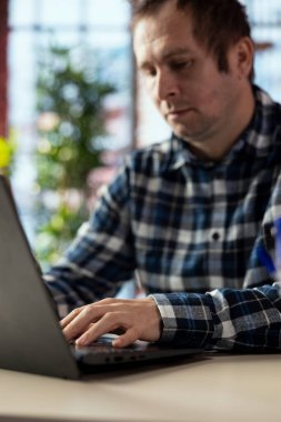 Çalışma alanında çalışan dizüstü bilgisayar kullanıyor, sunum slaytları hazırlıyor, çizelgeler yerleştiriyor, düzenleri ayarlıyor. Adam bitirme şirket projesini kapat, özetleri yaz, dosyaları kaydet, materyalleri yükle