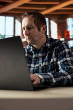 İçişleri Bakanlığı 'ndaki kişi not defterindeki veri tablolarını analiz ediyor istatistiksel grafikleri yorumluyor, eğilimleri tanımlıyor. Laptop klavyesinde yazma, analitik raporlar derleme, veri işleme