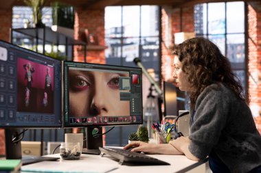 Metni fotoğrafa çevirmek ve deriyi düzenlemek için yapay zeka yazılımı kullanan kadın, medya içeriği için arayüz programı üzerinde çalışıyor. Bilgisayarda resim oluşturucu modeller için metin kullanır.