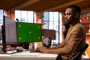 İzole ekran PC kullanarak, şirketler için ölçeklenebilir çözümler geliştirerek başlangıç ofisinde programlayıcı kodlaması. AI endüstri başlangıç teknisyeni kaldıraç makinası krom anahtar bilgisayarda öğrenme teknolojisi