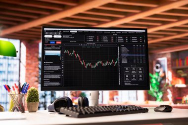 Bilgisayar ekranındaki yazılım kripto para yatırımı alışverişlerini analiz etmek için kullanılıyor. Bilgisayar ekranındaki şamdan grafiğini kapat ve ayı pazarında yapılan mali kazanımları göster