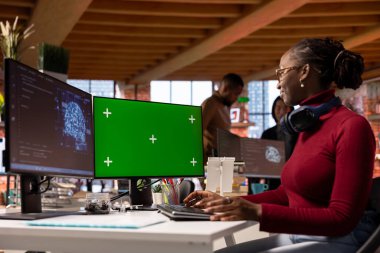Geliştirici, yazılım geliştirme hizmetleri sağlayan AI teknoloji ajansında izole ekran PC kullanır. Başlangıç bilişim uzmanı krom anahtar bilgisayardaki kodlama sürecini düzene sokmak için yapay zeka kullanır