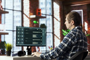 Apartmandaki adam yazılım kullanarak dil model fonksiyonlarını entegre ediyor ve kullanıcı girişini işliyor. Ofisteki kişi AI Chatbot ile konuşuyor. Metin çıktısı üretiyor.