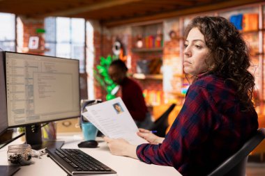 Teknik kuruluş HR çalışanı iş açığı için adayları belirliyor, yeteneklerini belirlemek için özgeçmişlerini gözden geçiriyor. Silikon Vadisi şirketinin pozisyonu için insanları tarayan kadın