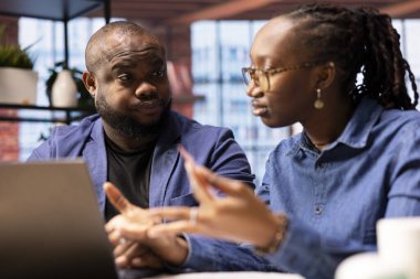 Mutlu çift dizüstü bilgisayarda aile tatili için rezervasyon yaptırıyor, ödeme onaylamak ve otel odasıyla bir gezi ayarlamak için banka kartı giriyor. Seyahat planları düzenleyen kendinden emin insanlar.