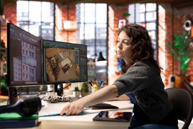 Yaratıcı bir ofisteki işçiler bir evin içini tasarlamak için CAD yazılımı kullanır, sanal ev planlaması için bir kullanıcı arayüzü sağlar. Kadın geliştirici kusursuz bir mimari düzen ve ayarlamalar yaratıyor.