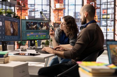 Yapay zeka sohbet robotu ve prodüksiyon yazılımını renk değerlendirmesi için kullanarak bir film montaj projesinde işbirliği yapan yaratıcı editörler takımı. Video içeriği için güçlerini birleştiren genç çift.