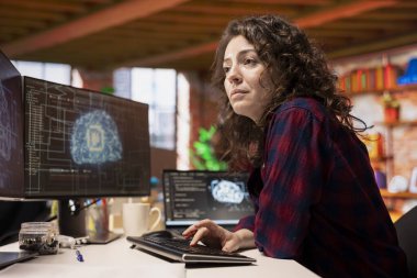 Başlangıçtaki sistem yöneticisi gelişmiş yapay zeka algoritması ve otomasyonu geliştiren makine öğrenme modelleri kodluyor. Yapay Zeka Silikon Vadisi işyerinde bilgisayar uzmanı