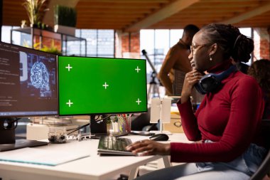 Mühendis, yapay zeka sinirsel ağlarının bakımını yapmak için krom anahtar bilgisayar kullanıyor. Bilgi işlemeye ve aktarmaya yardımcı olan yapay zeka sistemlerini kullanarak teknik başlangıç bilişim uzmanı