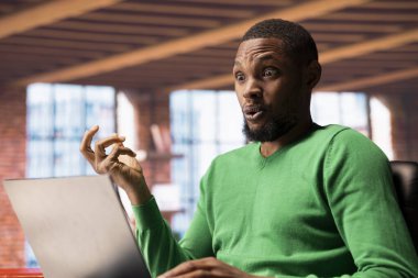 Evde dizüstü bilgisayarda televizyon izleyen adam ilginç bir olay örgüsüyle şoke oldu. Apartmanda televizyon dizisinden hoşlanan Afro-amerikalı kişi olayların büyüleyici bir şekilde gelişmesine şaşırdı.