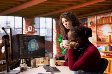 Ekip teknisyenleri gelişmiş yapay zeka algoritması ve otomasyonu geliştiren makine öğrenme modelleri kodluyorlar. Silikon Vadisi 'ndeki iş yerinde çalışan bir çalışanla konuşuyor.