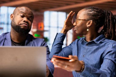 Afrikalı Amerikalı bir kadın erkek arkadaşıyla para harcamak konusunda yüzleşiyor, ortak tasarruf hesaplarındaki bakiyeyi kontrol ediyor. Çiftin mali sorunları, banka borcu var..