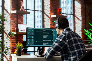 Müzik dinleyen adam, şirket müşterilerine yardım etmek için yapay zeka botu kullanıyor. Kulaklık takan biri LLM motorlu sohbet robotuyla işini bitiriyor.