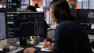 Stresli başlangıç liderliği, borsa değerinin düşüşünü izledikten sonra üzüntüye boğuldu. Hazin Girişim Yönetimi hisse değerlerinin düştüğünü gördü, iflastan korktu, kamera B