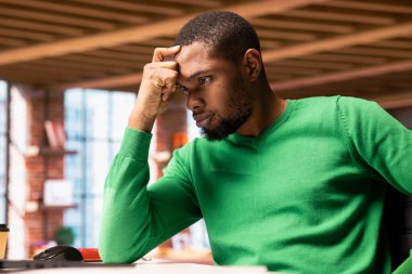 Hayal kırıklığına uğramış uzaktan kumandalı ofis çalışanı internette internette internette gezinirken çevrimiçi bilgi ararken sıkılmış hissediyor. Okul işleri için makaleler okumaktan sıkılmış öğrenci