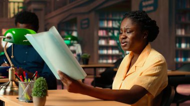 Afrikalı Amerikalı akademisyen, ders notlarını kavrayamadığını ve ezberleyemediğini vurguladı. Sınav teorisini öğrenmek için çabaladı. Kütüphanedeki endişeli üniversite öğrencisi hayal kırıklığına uğradı. Kamera B.