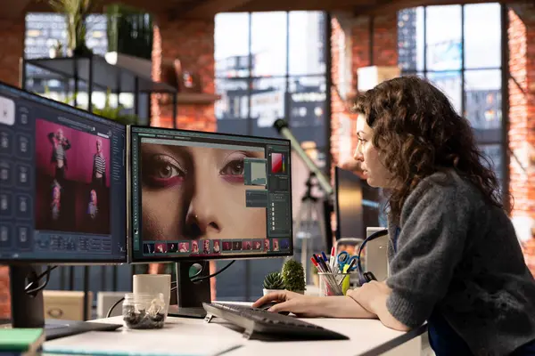 Metni fotoğrafa çevirmek ve deriyi düzenlemek için yapay zeka yazılımı kullanan kadın, medya içeriği için arayüz programı üzerinde çalışıyor. Bilgisayarda resim oluşturucu modeller için metin kullanır.