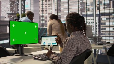 Fotokopi ekranının, finansal planlamanın ve bütçe düzenlemesinin yanındaki iş verilerini inceleyen kadın analistler şirket hedeflerini destekliyor. Girişim içindeki etkili genel yönetim. Kamera B.